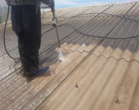 菊池市　工場　金属屋根塗装工事　高圧洗浄作業